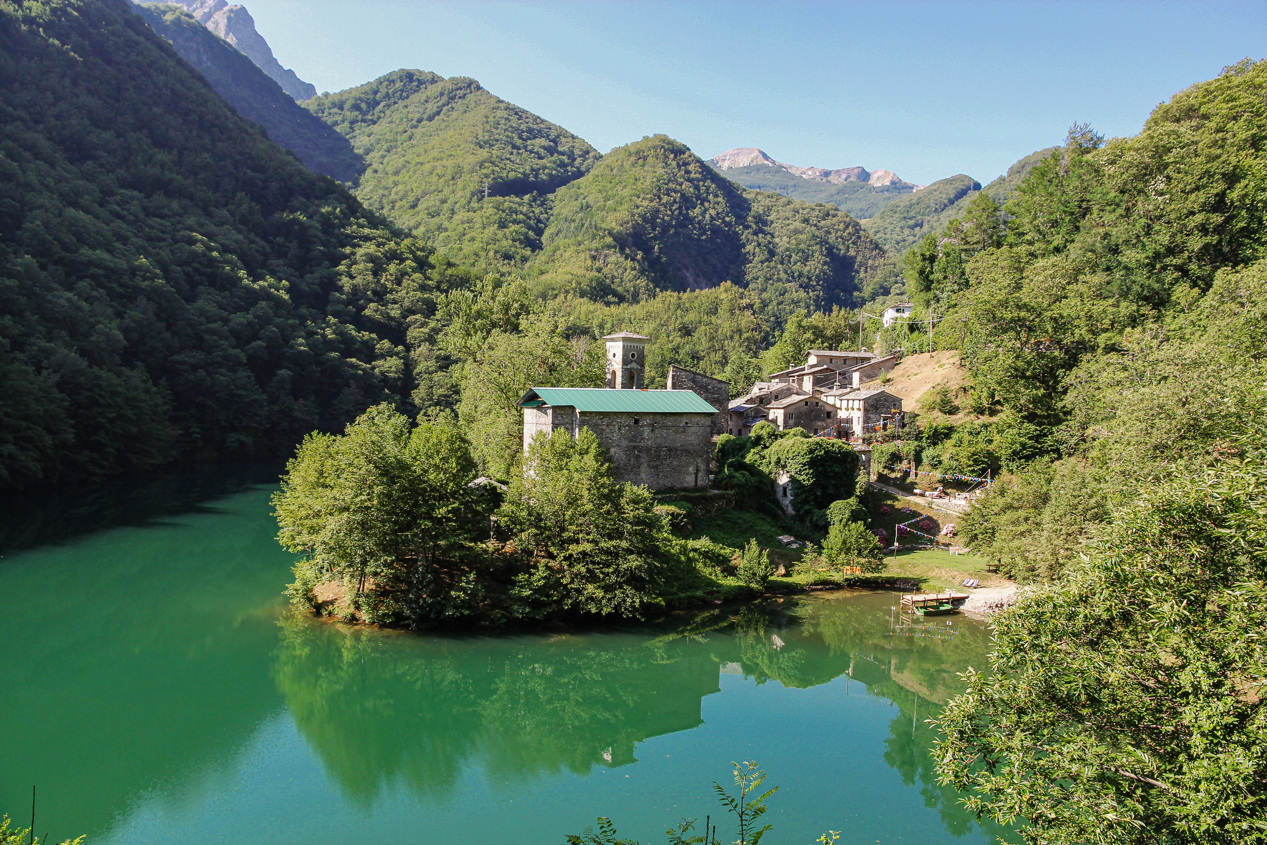 Isola Santa: schiefergedeckte Häuser am smaragdgrünen Stausee